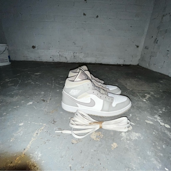 College grey Jordan 1 Mids - Picture 4 of 6